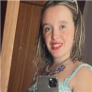 Profesora de idiomas imparte clases de forma online, a todas las edades. Experiencia dando clases de euskera. Media jornada